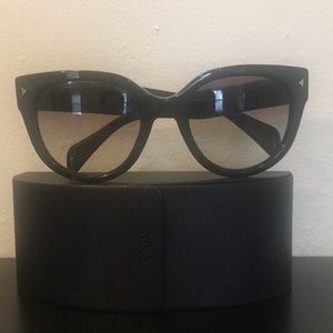 Prada Black sunglasses 🕶